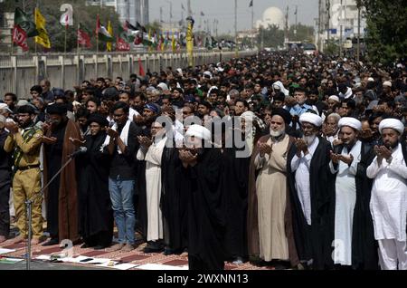 Les musulmans chiites en deuil à Hazrat Ali Al-Murtaza (A.S.) offrent la prière Salat-e-Zohrain à l'occasion de Youm-e-Ali (A.S.), le jour du martyre 21ème Ramadan- ul-Moubarak, sur la route M.A Jinnah à Karachi le lundi 1er avril 2024. Crédit : Pakistan Press International (PPI)/Alamy Live News Banque D'Images