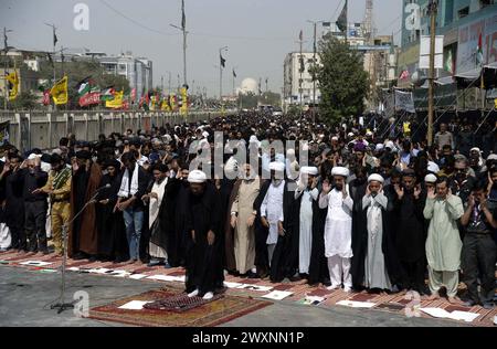 Les musulmans chiites en deuil à Hazrat Ali Al-Murtaza (A.S.) offrent la prière Salat-e-Zohrain à l'occasion de Youm-e-Ali (A.S.), le jour du martyre 21ème Ramadan- ul-Moubarak, sur la route M.A Jinnah à Karachi le lundi 1er avril 2024. Crédit : Pakistan Press International (PPI)/Alamy Live News Banque D'Images