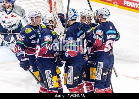 Berlin, Allemagne. 01st Apr, 2024. Hockey sur glace : DEL, Eisbären Berlin - Straubing Tigers, manche de championnat, demi-finale, journée 1, Uber Arena. Le berlinois Kai Wissmann (3e à partir de la gauche) célèbre avec ses coéquipiers son but de 1:0. Crédit : Andreas Gora/dpa/Alamy Live News Banque D'Images