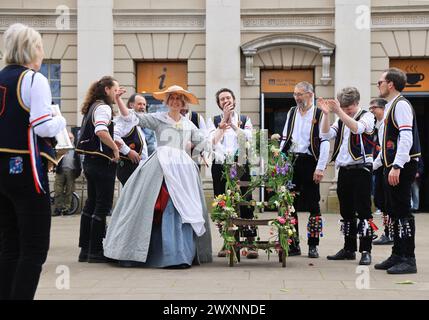 Londres, Royaume-Uni 1er avril 2024. Les Blackheath Morris Men étaient à Greenwich le lundi de Pâques inaugurant au printemps une tradition séculaire. En plus de danser, ils ont organisé la célébration de soulever les femmes l'épaule haute sur le trône des fleurs d'Eostre, Eostre était la déesse anglo-saxonne du printemps. Aux XVIIIe et XIXe siècles, il était considéré comme un peu frisky, en 1783 Gentleman's Magazine l'a qualifié de « impropre et indécent ». Crédit : Monica Wells/Alamy Live News Banque D'Images