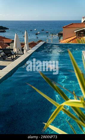 Une vue sur l'océan et la piscine depuis le balcon de l'appartement : île de Madère Banque D'Images