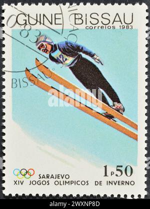 Timbre-poste oblitéré imprimé par la Guinée Bissau, qui montre Hockey, Jeux olympiques d'hiver à Sarajevo, vers 1983. Banque D'Images