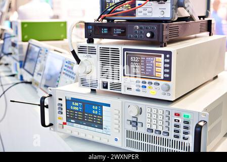 Alimentations électriques et appareils de mesure électroniques en laboratoire Banque D'Images