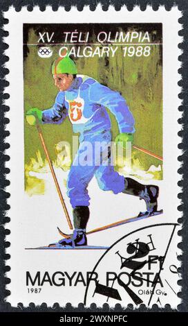 Timbre-poste imprimé par la Hongrie, qui fait la promotion des Jeux olympiques d'hiver à Calgary, vers 1987. Banque D'Images