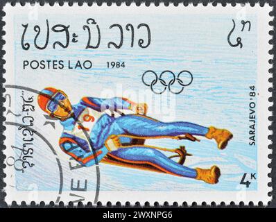 Timbre-poste imprimé par le Laos, qui promeut les Jeux Olympiques d'hiver 1984 - Sarajevo , vers 1984. Banque D'Images