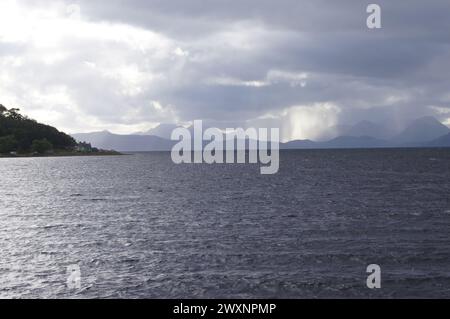 Rayons de lumière à travers Applecross Bay jusqu'à l'île de Raasay et les Cuillins sur l'île de Skye. Applecross Wester Ross, Scottish Highlands Scotland, UK Banque D'Images