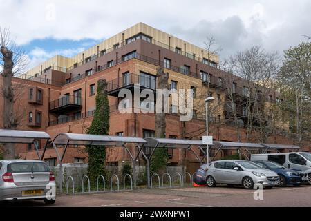 Avril 2024. Logement de réfugiés à Farnborough, Hampshire, Angleterre, Royaume-Uni. Ce nouveau bloc d'appartements près du centre-ville de Farnborough est utilisé de manière controversée pour héberger des immigrants illégaux. Le Ministère de l'intérieur a annoncé son intention d'utiliser le bloc d'appartements pour y loger les demandeurs d'asile en janvier 2024, et a depuis lors continué à y loger des familles à titre temporaire pendant que leurs demandes d'asile sont traitées. Banque D'Images