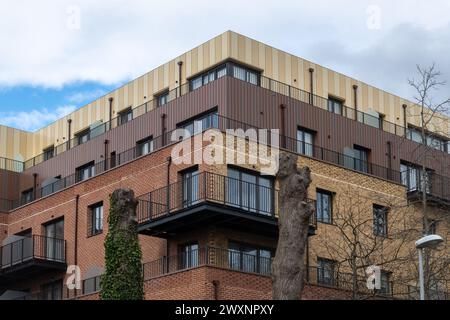 Avril 2024. Logement de réfugiés à Farnborough, Hampshire, Angleterre, Royaume-Uni. Ce nouveau bloc d'appartements près du centre-ville de Farnborough est utilisé de manière controversée pour héberger des immigrants illégaux. Le Ministère de l'intérieur a annoncé son intention d'utiliser le bloc d'appartements pour y loger les demandeurs d'asile en janvier 2024, et a depuis lors continué à y loger des familles à titre temporaire pendant que leurs demandes d'asile sont traitées. Banque D'Images