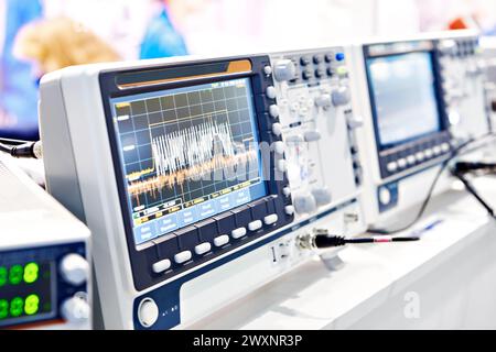 Oscilloscope à mémoire numérique en laboratoire Banque D'Images