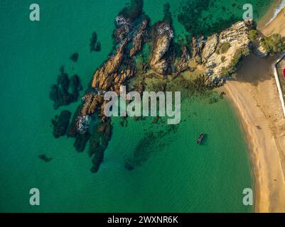 Vue aérienne de la côte avec des rochers et des falaises près de la mer à Lloret de Mar, sur la Costa Brava (Gérone, Catalogne, Espagne) Banque D'Images