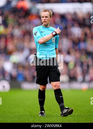 Arbitre Gavin Ward lors du Sky Bet Championship match aux Hawthorns, West Bromwich. Date de la photo : lundi 1er avril 2024. Banque D'Images