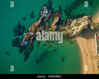 Vue aérienne de la côte avec des rochers et des falaises près de la mer à Lloret de Mar, sur la Costa Brava (Gérone, Catalogne, Espagne) Banque D'Images