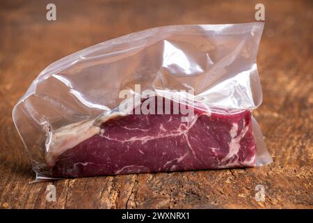 Steak cru dans un sac sous vide Banque D'Images