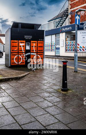 Point de location pour louer un vélo pliant Brompton à Whitchurch, Cardiff, pays de Galles, Royaume-Uni Banque D'Images