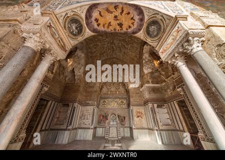 Italie, Sicile, Palerme, la Zisa, salle de la fontaine ( Sala della Fontana) - arc avec les Diables de Zisa Banque D'Images