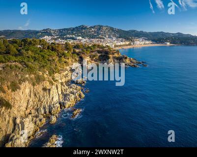 Vue aérienne de la côte avec des rochers et des falaises près de la mer à Lloret de Mar, sur la Costa Brava (Gérone, Catalogne, Espagne) Banque D'Images