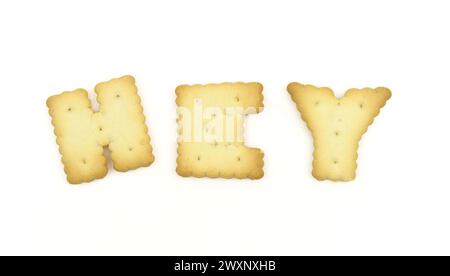 Biscuits en forme de lettre majuscule formant le mot HEY isolé sur fond blanc Banque D'Images