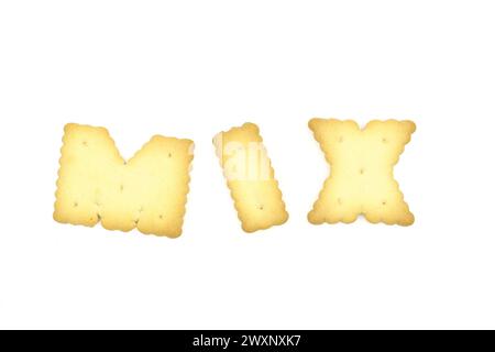 Biscuits en forme de lettre majuscule formant le mot MIX isolé sur fond blanc Banque D'Images