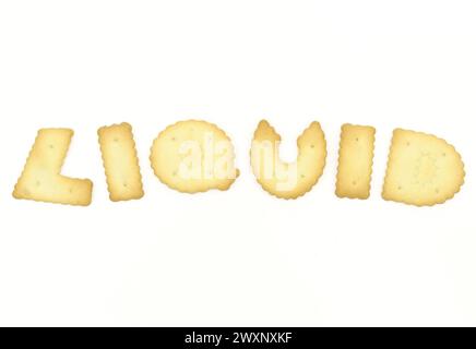 Biscuits en forme de lettre majuscule formant le mot LIQUID isolé sur fond blanc Banque D'Images