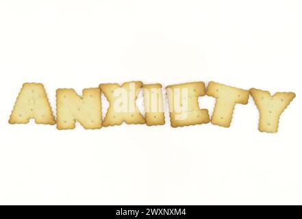 Biscuits en forme de lettre majuscule formant le mot ANXIÉTÉ isolé sur fond blanc Banque D'Images