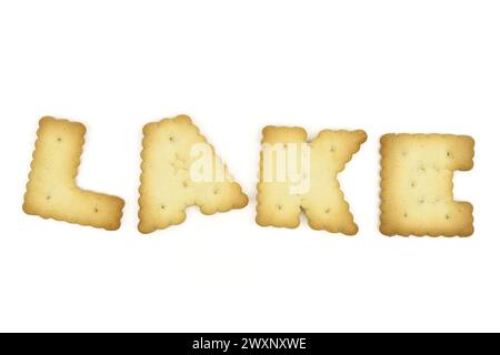 Biscuits en forme de lettre majuscule formant le mot LAKE isolé sur fond blanc Banque D'Images