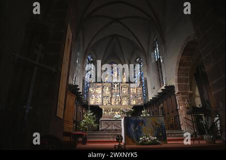 Vue panoramique de l'intérieur de l'église Sainte-Croix de style gothique roman un monument religieux historique de Kaysersberg-vignoble en Alsace, France. Banque D'Images