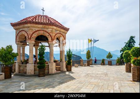 Météores, Grèce - 9,2023 : visite des peuples et des touristes du monastère des Météores en Grèce. Intérieur de la célèbre destination touristique. Banque D'Images