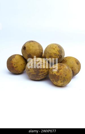 Lansium parasiticum ou fruits duku, est un type de fruit qui appartient à la tribu des Meliaceae. Ce fruit tropical provient de l'ouest de l'Asie du Sud-est iso Banque D'Images