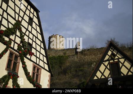 Paysage urbain avec vue panoramique sur Château de Kaysersberg un château historique en ruines de Kaysersberg dans le département du Haut-Rhin en Alsace, France. Banque D'Images