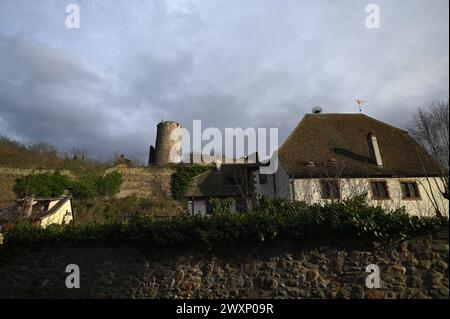 Paysage urbain avec vue panoramique sur Château de Kaysersberg un château historique en ruines de Kaysersberg dans le département du Haut-Rhin en Alsace, France. Banque D'Images