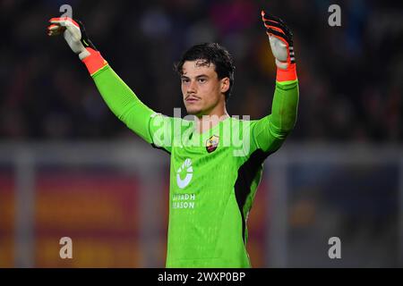 Lecce, Italie. 01st Apr, 2024. Le gardien de L'AS Roma Mile Svilar (99 AS Roma) en action lors du match de football Serie A TIM entre l'US Lecce et L'AS Roma au stade via del Mare à Lecce, Italie, lundi 1er avril 2024. (Crédit image : &#xa9 ; Giovanni Evangelista/LaPresse) crédit : LaPresse/Alamy Live News Banque D'Images