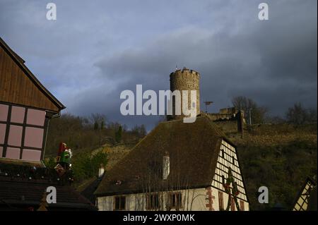 Paysage urbain avec vue panoramique sur Château de Kaysersberg un château historique en ruines de Kaysersberg dans le département du Haut-Rhin en Alsace, France. Banque D'Images