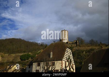 Paysage urbain avec vue panoramique sur Château de Kaysersberg un château historique en ruines de Kaysersberg dans le département du Haut-Rhin en Alsace, France. Banque D'Images