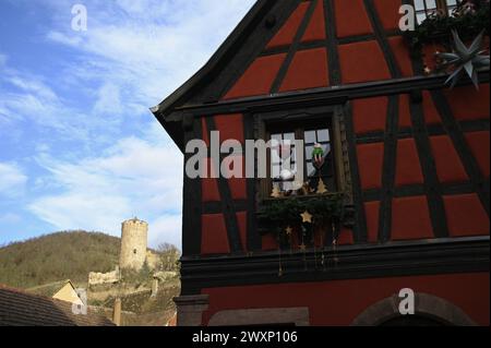 Paysage urbain avec vue panoramique sur Château de Kaysersberg un château historique en ruines de Kaysersberg dans le département du Haut-Rhin en Alsace, France. Banque D'Images