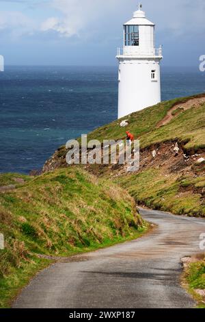 Phare de Trevose Head avec fond d'océan Atlantique par un après-midi ensoleillé et nuages éparpillés, Cornouailles North Coast, Angleterre Banque D'Images