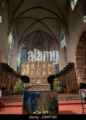 Vue panoramique de l'intérieur de l'église Sainte-Croix de style gothique roman un monument religieux historique de Kaysersberg-vignoble en Alsace, France. Banque D'Images