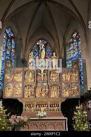 Vue panoramique de l'intérieur de l'église Sainte-Croix de style gothique roman un monument religieux historique de Kaysersberg-vignoble en Alsace, France. Banque D'Images