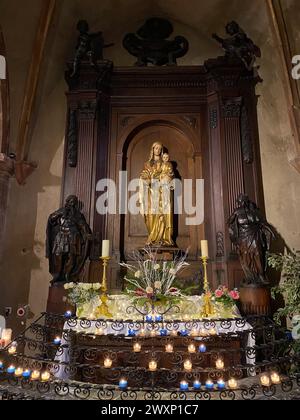 Vue panoramique de l'intérieur de l'église Sainte-Croix de style gothique roman un monument religieux historique de Kaysersberg-vignoble en Alsace, France. Banque D'Images