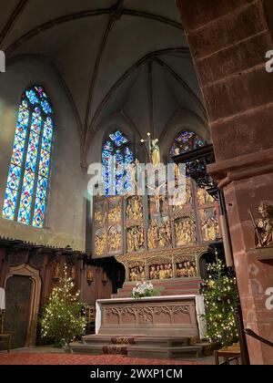 Vue panoramique de l'intérieur de l'église Sainte-Croix de style gothique roman un monument religieux historique de Kaysersberg-vignoble en Alsace, France. Banque D'Images