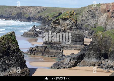Vues à Bedruthan Steps, côte nord de Cornouailles, un après-midi ensoleillé avec des cieux changeants Banque D'Images