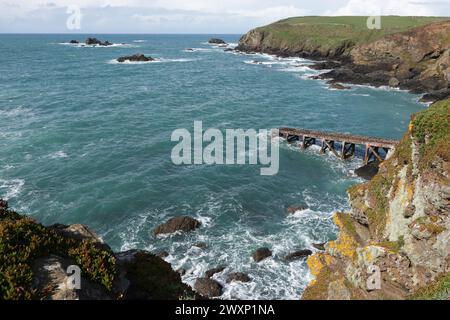 Vues spectaculaires près de Polpeor Cove, Lizard point, côte sud de Cornwall par une journée ensoleillée avec des nuages changeants Banque D'Images