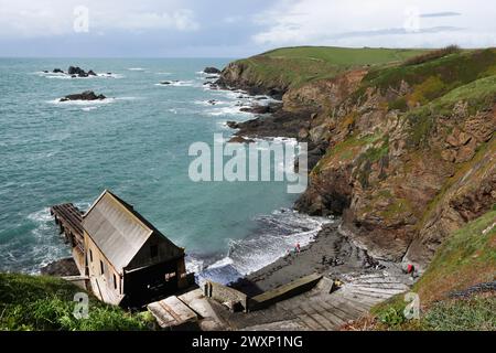 Vues spectaculaires près de Polpeor Cove, Lizard point, côte sud de Cornwall par une journée ensoleillée avec des nuages changeants Banque D'Images