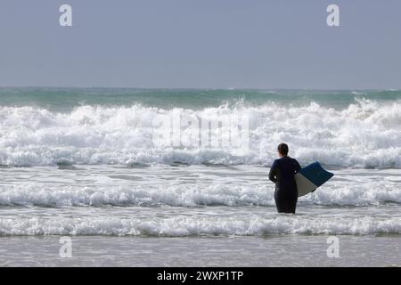 Cours de surf à Mawgan Porth, Cornwall, pendant un après-midi très venteux Banque D'Images