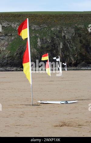 Drapeaux de sécurité sur la plage de Mawgan Porth, Cornwall Banque D'Images