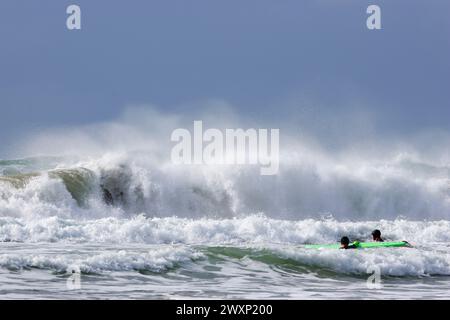 Cours de surf à Mawgan Porth, Cornwall, pendant un après-midi très venteux Banque D'Images