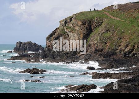 Vues spectaculaires près de Polpeor Cove, Lizard point, côte sud de Cornwall par une journée ensoleillée avec des nuages changeants Banque D'Images