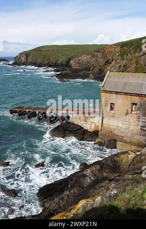 Vues spectaculaires près de Polpeor Cove, Lizard point, côte sud de Cornwall par une journée ensoleillée avec des nuages changeants Banque D'Images