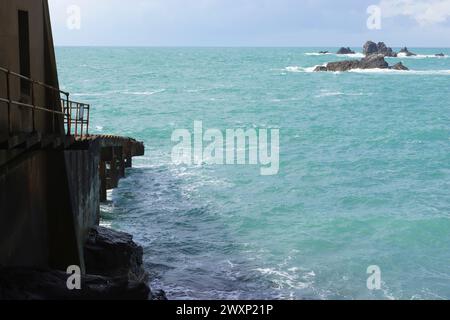 Vues spectaculaires près de Polpeor Cove, Lizard point, côte sud de Cornwall par une journée ensoleillée avec des nuages changeants Banque D'Images