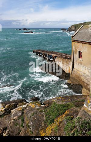 Vues spectaculaires près de Polpeor Cove, Lizard point, côte sud de Cornwall par une journée ensoleillée avec des nuages changeants Banque D'Images