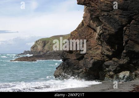 Vues spectaculaires près de Polpeor Cove, Lizard point, côte sud de Cornwall par une journée ensoleillée avec des nuages changeants Banque D'Images